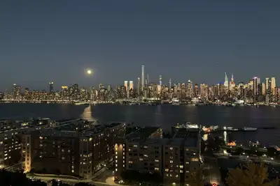 Image de Sun Drenched Penthouse with Million Dollar View