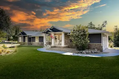 Image de Romantic cheerful home close to many attractions