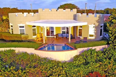 Image de Castle Guesthouse: Cozy Guest Cottage w/ Private Pool and Deck with Ocean Views!