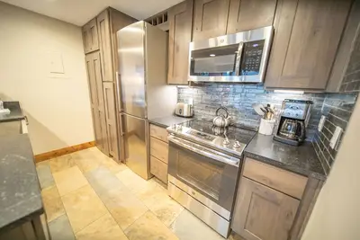 Updated Retreat, Studio w/full Kitchen, Fireplace