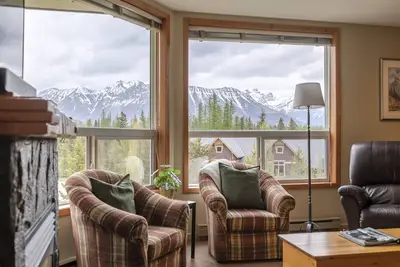 Image de Top Floor Condo | Incredible Mountain Views | 3 Beds | Walk to Ski Lifts