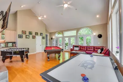 Image de 2 Mi to Clemson: Central Villa w/ Deck, Near Lakes