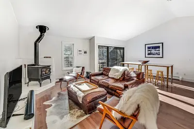 Image de Designer vacation rental - mountain view, wood stove, washer/dryer, full kitchen