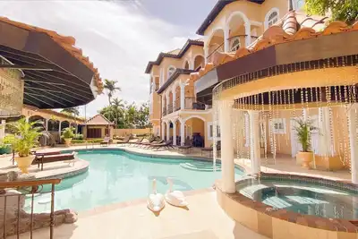 Image de Luxury Resort-Styled Villa with Pool, Movie Room, near Airport, Beach, Shops