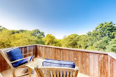 Image de Beautiful dog-friendly home with water view, balcony & washer/dryer