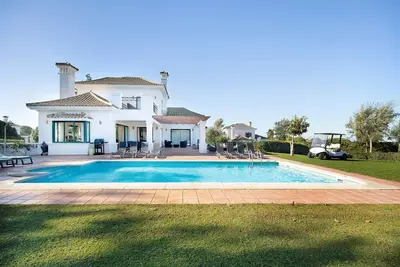 Villa \"Arcos golf Jacaranda 5 dormitorios\" avec vue sur les montagnes, piscine & Wi-Fi