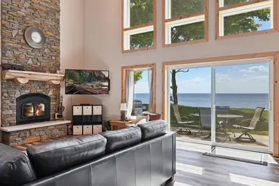 Image de Lakefront cabin with wall of windows and game room!