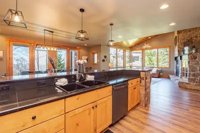 Image de New! 3 Little Bears: Lake Area, A\/C, Hot Tub!