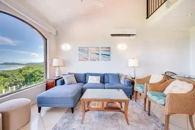 Image de Ocean-view condo with pool, full kitchen, Ac & balcony - central location