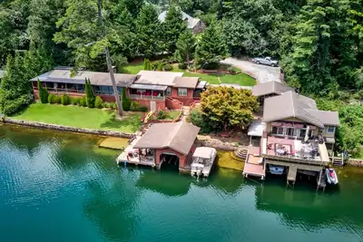 Image de Serene lakehouse with hot tub, kayaks, dock, fireplace, & washer/dryer