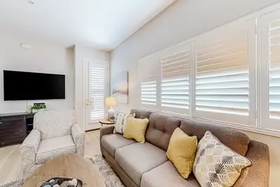 Image de Beautiful dog-friendly condo with pool, central Ac, & washer/dryer