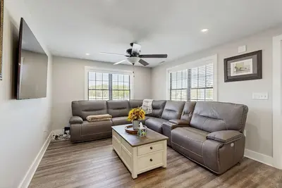 Image de Fully renovated ranch home with large patio and firepit