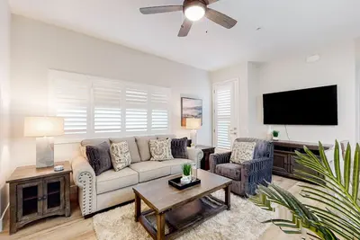 Image de Dog-friendly condo with pool, washer/dryer - riverwalk path to restaurants