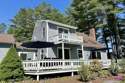 Image de Lakefront home with deck, game room, washer/dryer, grill, dock, & views