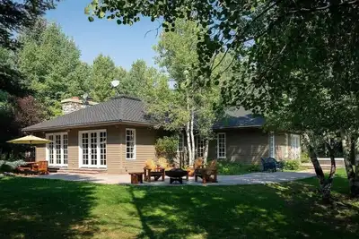 Image de Gimlet Family Home | Close to Lift with Hot Tub!