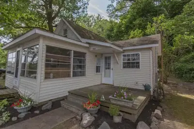 Image de Cozy Cottage on Crooked Lake First Basin