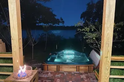 Image de Hot tub, waterfront, Bush Gardens, kajaks, fishing