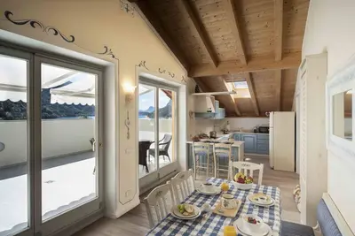 Image de Penthouse with lake and mountain views in Molveno