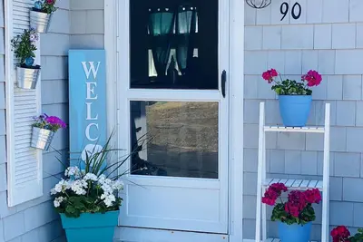 Image de The perfect getaway! Beautiful beach cottage- steps away from private beach