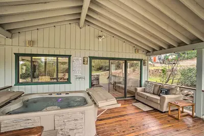 Image de Cozy Pine Retreat w/ Private Hot Tub & Views