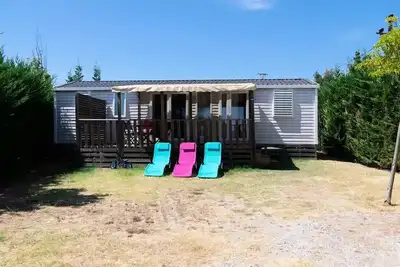 Image de Mobil home Premium 40m² 3 Chambres + terrasse couverte + climatisation + Tv + Lv + 2 salles de bain 6 personnes