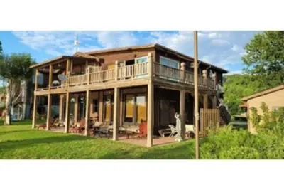 Image de Quaint Peaceful Waterfront Cabin #4, entire building.