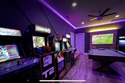 7 min Dtown | Arcade | Hot Tub | Pool |