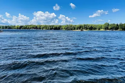 Image de Beautiful lakefront cottage with sandy beach & private dock