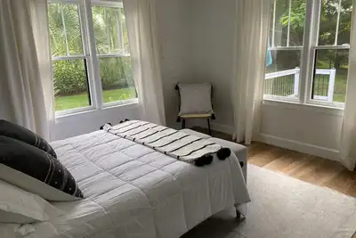 Image de Beautifully updated historic home! Oversize yard with extra parking.