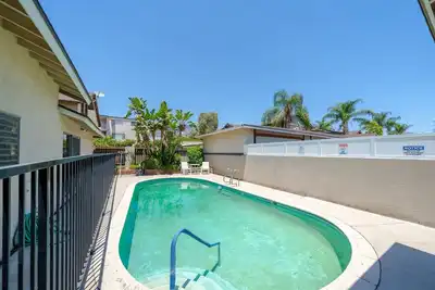 Image de Monrovia House with Pool and King Bed 新裝修好地點交通方便
