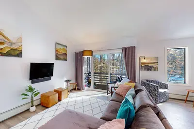 Image de Two-level vacation rental with mountain view, pellet stove, W/D & full kitchen