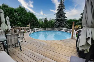 Image de Gorgeous and spacious Winfield Chalet just steps away from Georgian Bay!