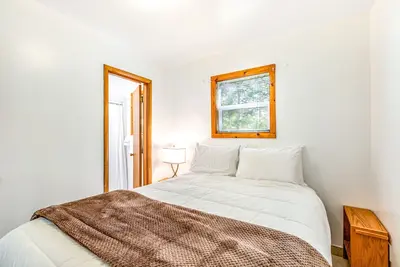 Image de Quaint motel suite with kitchenette, golf nearby, and sofa bed