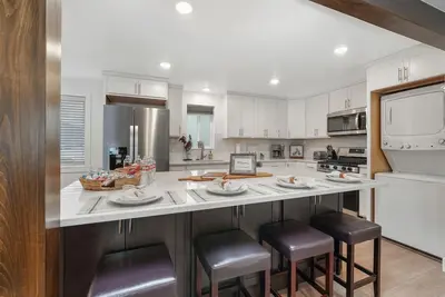 Image de Modern culinary kitchen, Luxury, Cozy Home & Pet-Friendly!