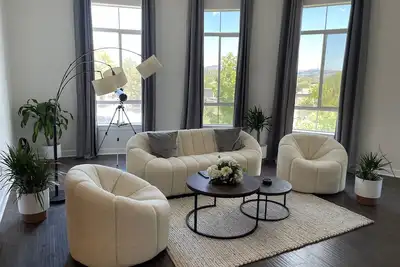 Image de Luxury Modern Penthouse 5 min from Magic Mountain in resort style gated complex