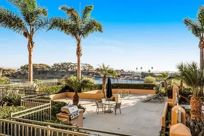 Image de Ocean-view condo with balcony, fireplace, pool & hot tub - snowbird-friendly