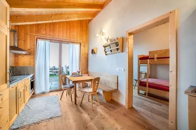 Image de \"Grushof App Köpfl\" avec vue sur les montagnes, jardin partagé et Wi-Fi.