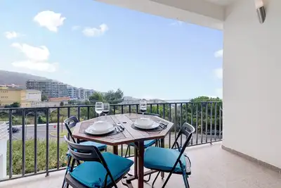 Image de Appartement de vacances 'Casa Vale do Paraíso' avec vue sur la mer, balcon privé et Wi-Fi.
