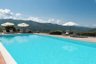 Image de Agriturismo \"Universal Harmony - Pettirosso\" avec vue sur les montagnes, piscine & Wi-Fi