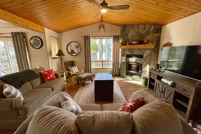 Image de Dawson Loop Inn - Private Lakefront Cottage
