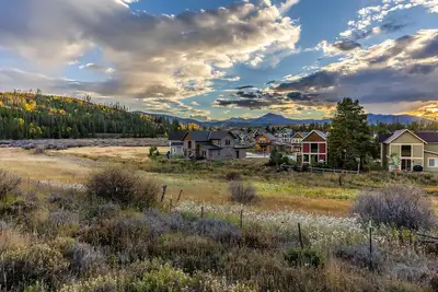 Image de Cute mountain-vibe condo. Secluded feel, private entry and on shuttle route.