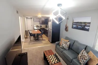 Image de 12 Myra Ave · Relaxing Cottage by the Lake + Parking