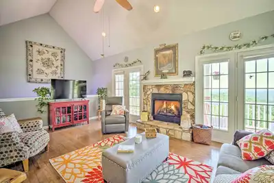 Image de Eclectic Ranger Home w/ Mtn Views + Hot Tub!
