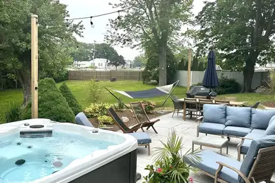 Image de Cheerful, Newly Renovated Cottage close to Newport w/ hot tub!