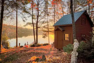 Image de Insta-worthy 3 Bedroom Waterfront Cottage in Haliburton