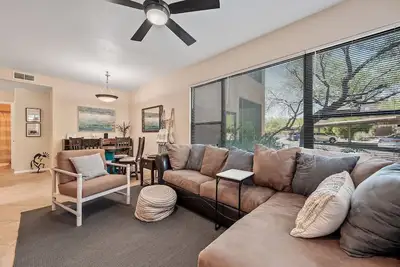 Image de Canyon Retreat in the Foothills - resort style living w/hiking