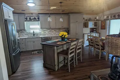 Image de Amazing Smith Mountain Lake Home 3 minutes from Mitchell's Marina