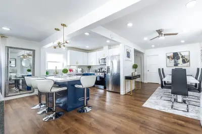 Image de Luxury Villa with hot tub! Walk to Beach & Bars