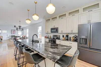 Image de Located in the Bates-Hendricks neighborhood just minutes from downtown and Fountain Square