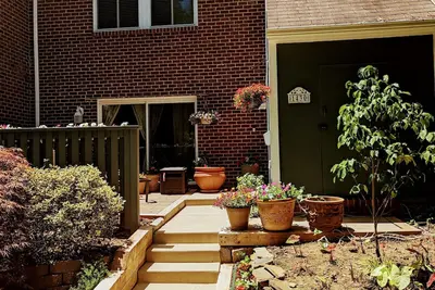 Image de Feel right at home in this spacious 4 Bdrm, 3. 5 bath townhome in Reston, Va